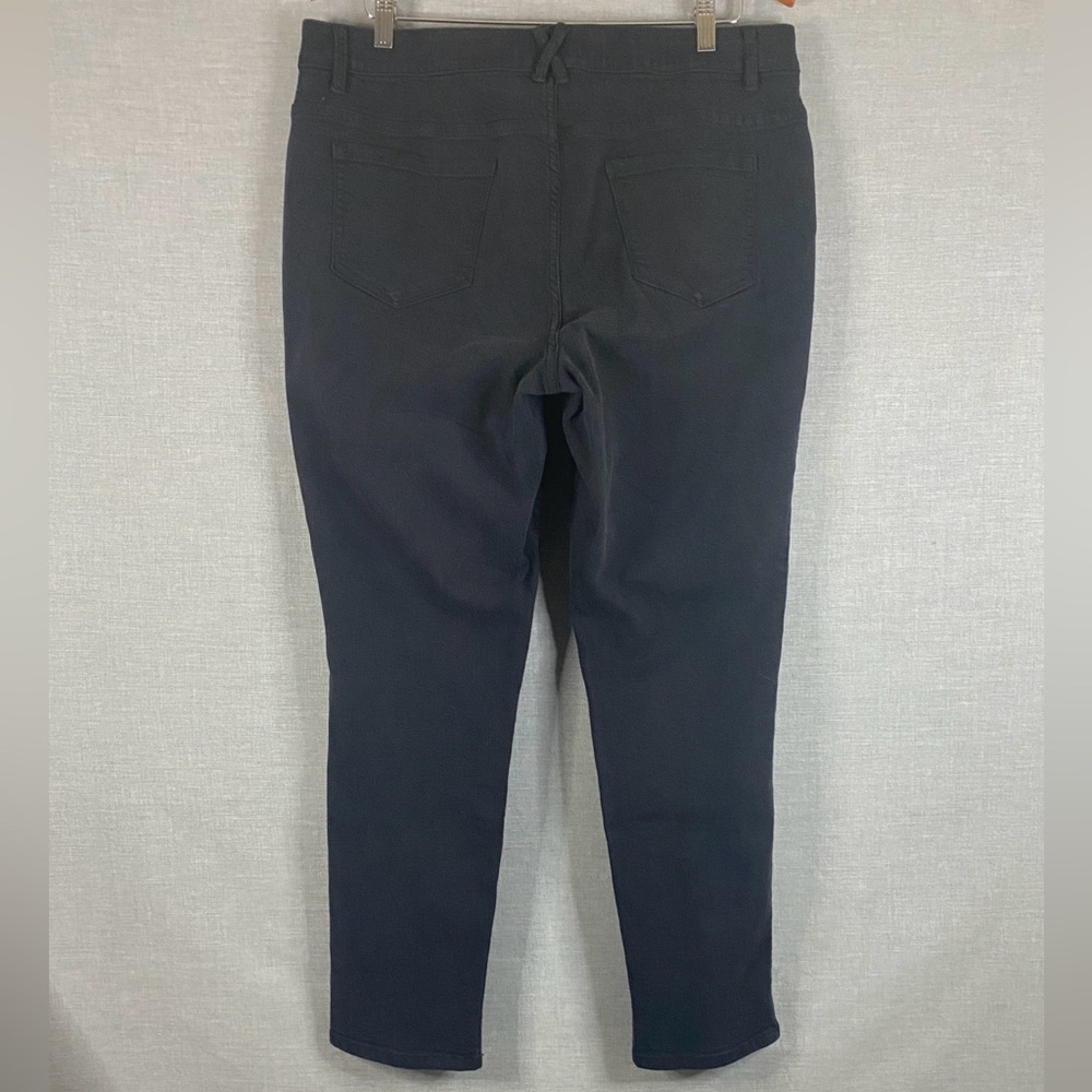 Women’s Christopher and Banks Signature
Slimming Mid Rise Jeans in Black Size 14 - Picture 7 of 7
